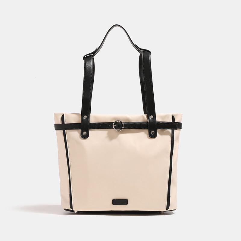 Große wandelbare Tote-Bag in Creme mit Riemen in Lederoptik und Ringschnallendetail, Detailansicht 6