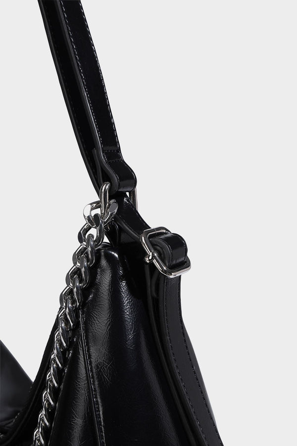 Glänzend schwarze Hobo-Shopper-Tasche mit silberfarbenem Kettenakzent, Reißverschluss oben und langen Schulterriemen, Detailansicht 21