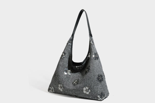 Lässig fallende, trapezförmige Schulter-Tote in Anthrazitgrau mit floralen Paillettenmotiven in Silber, Riemen in Lederoptik und herabhängendem Perlenbesatz