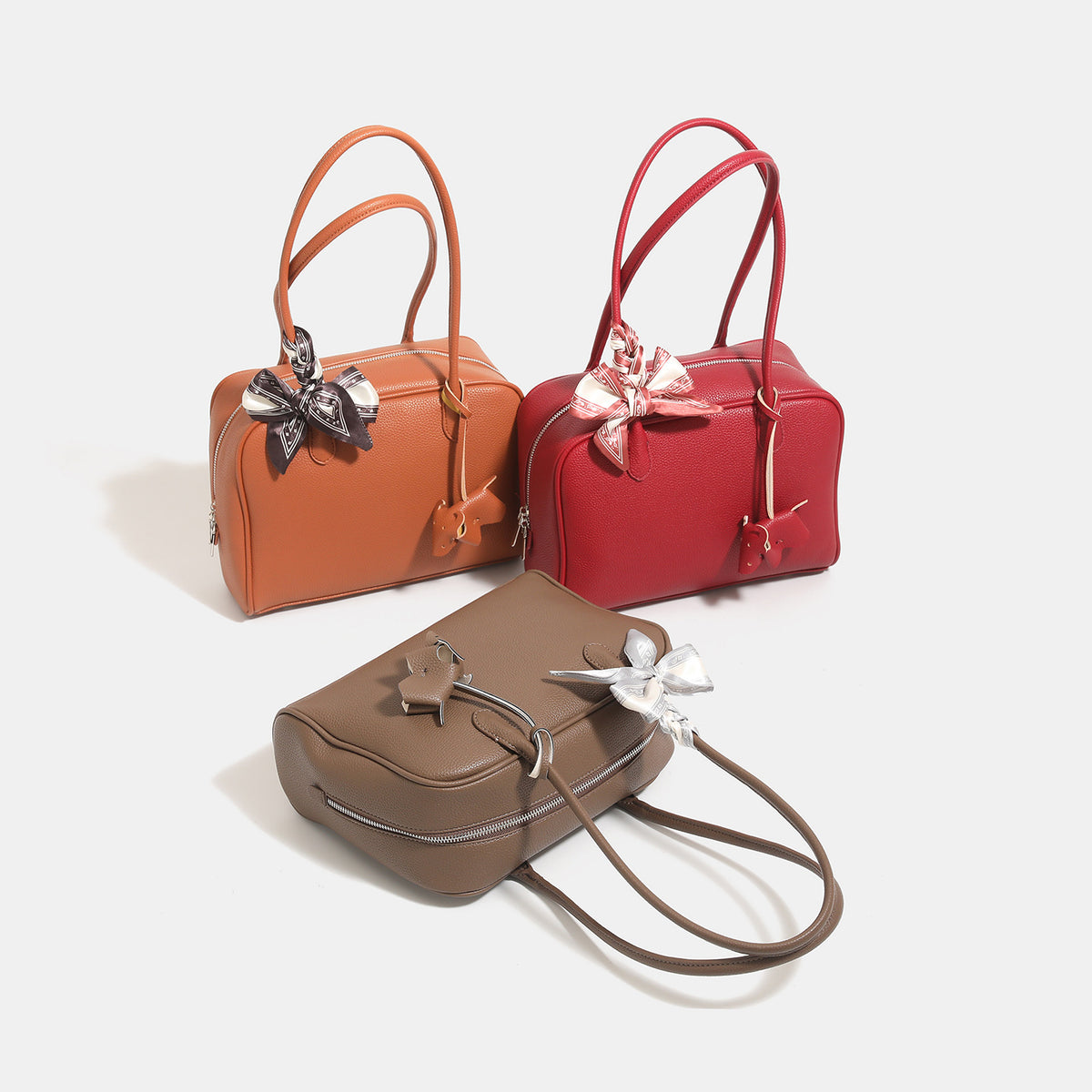 Strukturierte Boston-Tasche mit kurzem Henkel aus genarbtem lederähnlichem Material, Seidenschal-Bindung und Metallfüßchen, Detailansicht 2