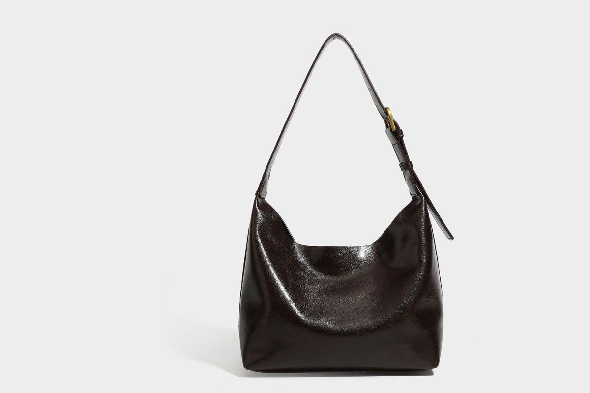 Dunkelbraune, weich fallende Hobo-Schultertasche mit strukturierter Oberfläche in Velourslederoptik, glatten Besätzen in Lederoptik und Details in Antikgoldoptik
