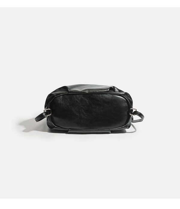 Weich fallende, glänzende Hobo-Schultertasche in Lederoptik mit vorderer Klappentasche und Druckknopf sowie silberfarbenen Beschlägen, Detailansicht 11