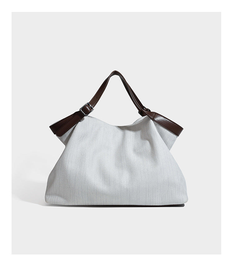 Lässig weich fallende olivgrüne Tote-Bag in Canvas-Optik mit Henkeln aus schwarzer Lederoptik, abnehmbarem Reißverschlusstäschchen und Beschlägen in Silberoptik