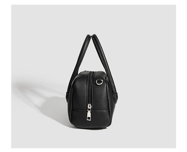 Mini-Boston-Tasche mit genarbtem Finish, zwei Henkeln, abnehmbarem und verstellbarem Crossbody-Riemen sowie silberfarbenen Beschlägen, Detailansicht