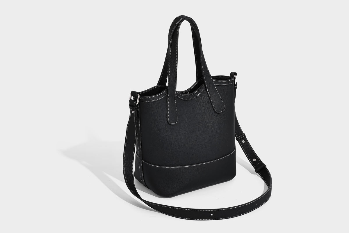 Formstabiler Shopper mit genarbter Oberfläche in Karamellbraun, zwei Henkeln, abnehmbarem Crossbody-Riemen und abnehmbarem Reißverschluss