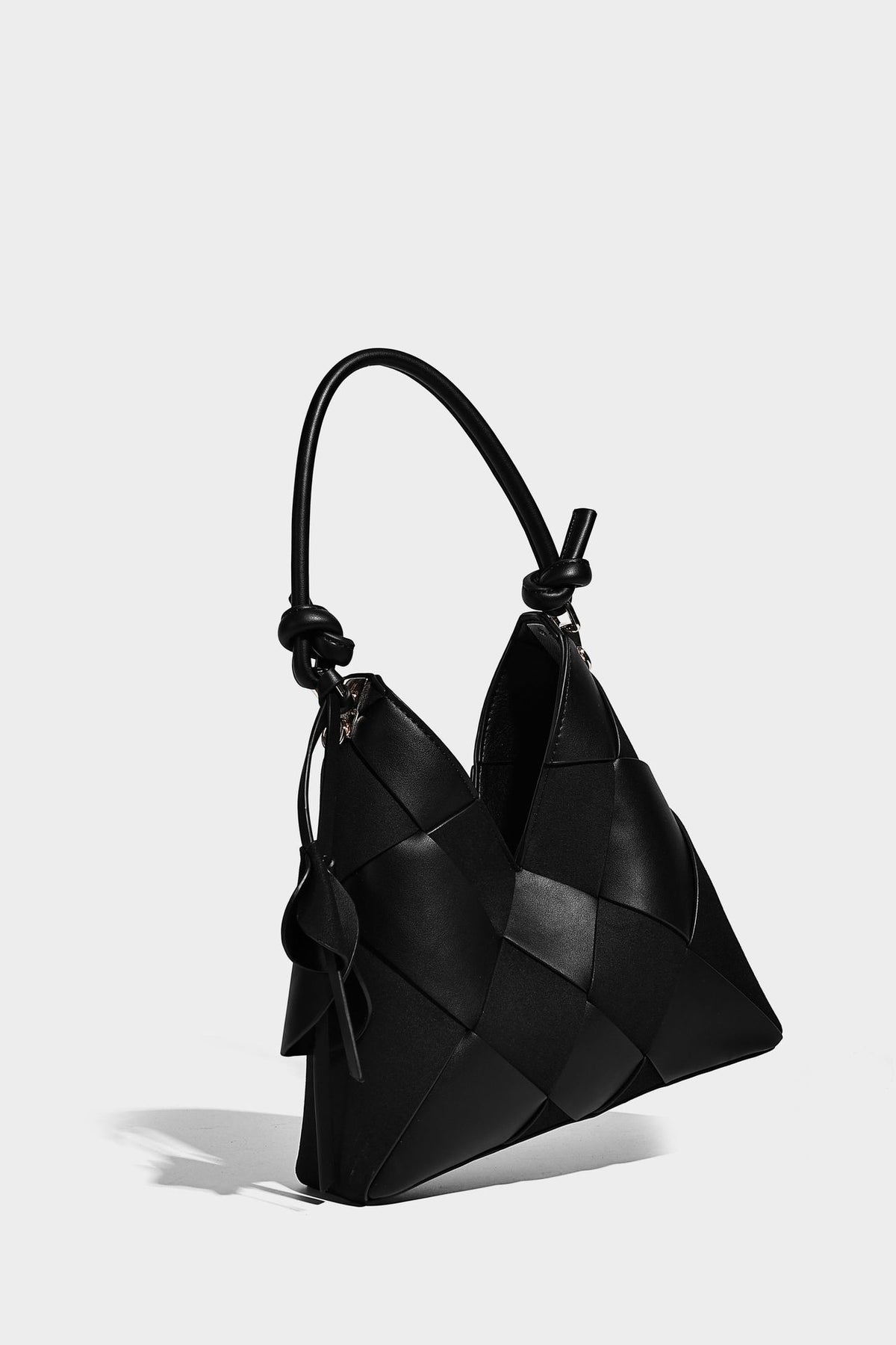 Wandelbare Tote-Bag in gewebter Lederoptik mit geknoteten Tragegriffen, abnehmbarem Schulterriemen und goldfarbenen Beschlägen, Detailansicht