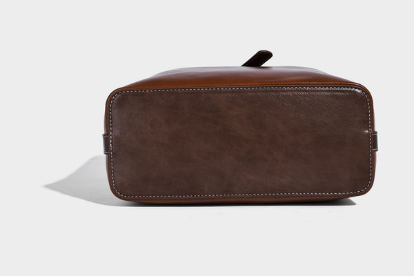 Glänzende Beuteltasche in Lederoptik mit Riemendetail mit Vorhängeschloss und verstellbarem langem Riemen, Detailansicht 21