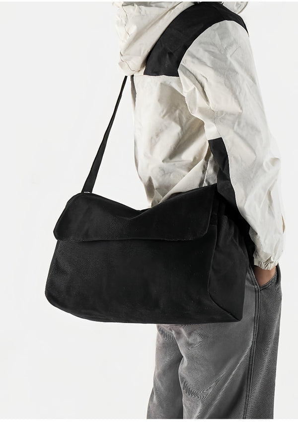 Große schwarze Messenger-Tasche aus mattem Canvas mit Überschlag vorn, Reißverschluss oben, elastischen Seitentaschen und verstellbarem silberfarbenem