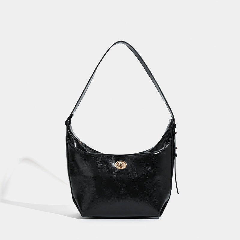 Glänzende Hobo-Schultertasche in Lederoptik mit sichelförmiger Silhouette und goldfarbenem Drehverschluss, Detailansicht 7