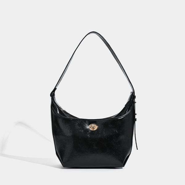 Glänzende Hobo-Schultertasche in Lederoptik mit sichelförmiger Silhouette und goldfarbenem Drehverschluss, Detailansicht 7