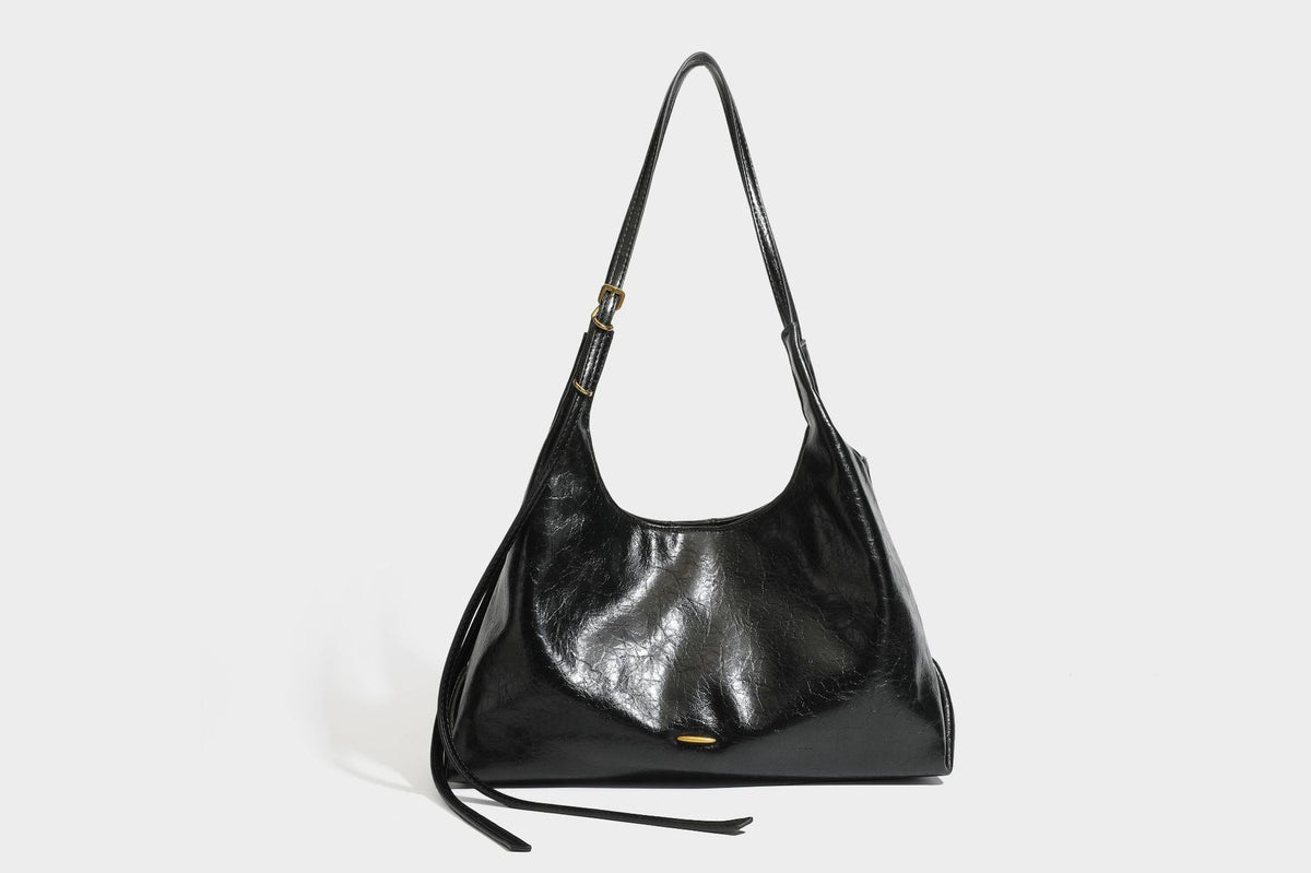 Locker fallende Hobo-Schultertasche mit offenem Oberteil aus glänzendem, geknautschtem Lederimitat in Dunkelbraun, mit schmalem verstellbarem Riemen und goldfarbenem