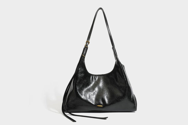 Locker fallende Hobo-Schultertasche mit offenem Oberteil aus glänzendem, geknautschtem Lederimitat in Dunkelbraun, mit schmalem verstellbarem Riemen und goldfarbenem