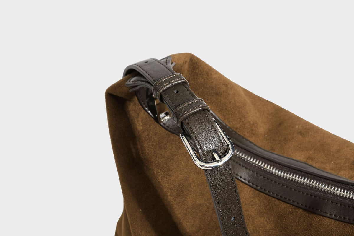 Lässige Hobo-Schultertasche mit matter brauner Wildlederoptik, dunklen glatten Besätzen, Reißverschluss oben und langem, verstellbarem
