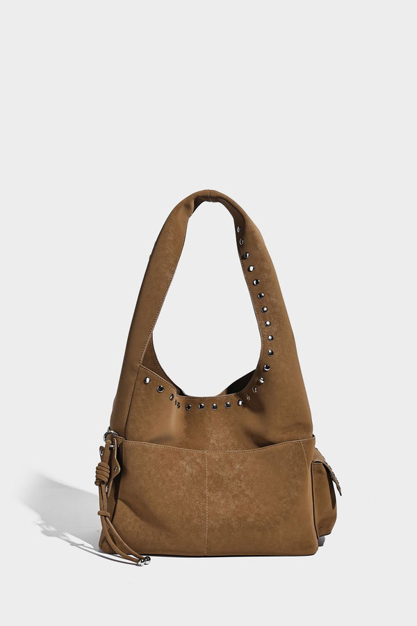 Lässige Hobo-Schultertasche in dunkelbrauner, matter Wildlederoptik mit silberfarbenem, nietenbesetztem Riemen und seitlichem Kordelzug