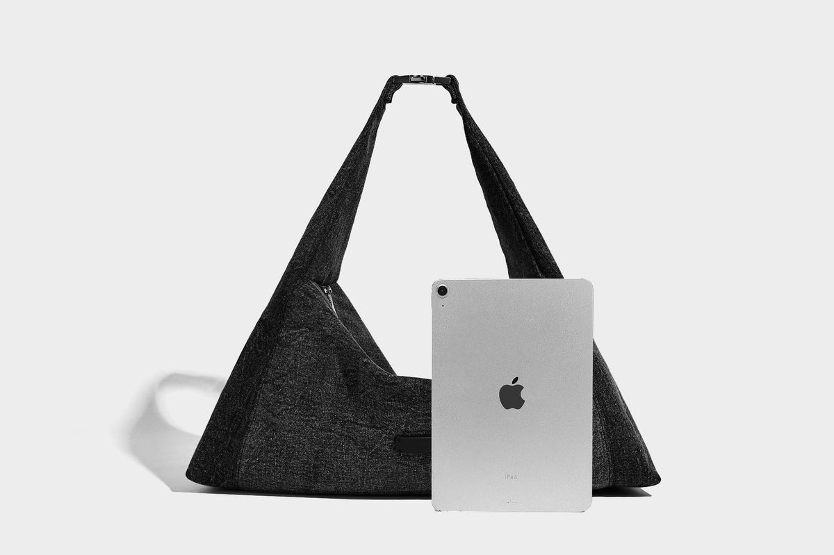 Übergroße, lässig weich fallende Hobo-Schultertasche in Denim-Optik mit breitem verstellbarem Riemen und Reißverschluss oben, Detailansicht 19