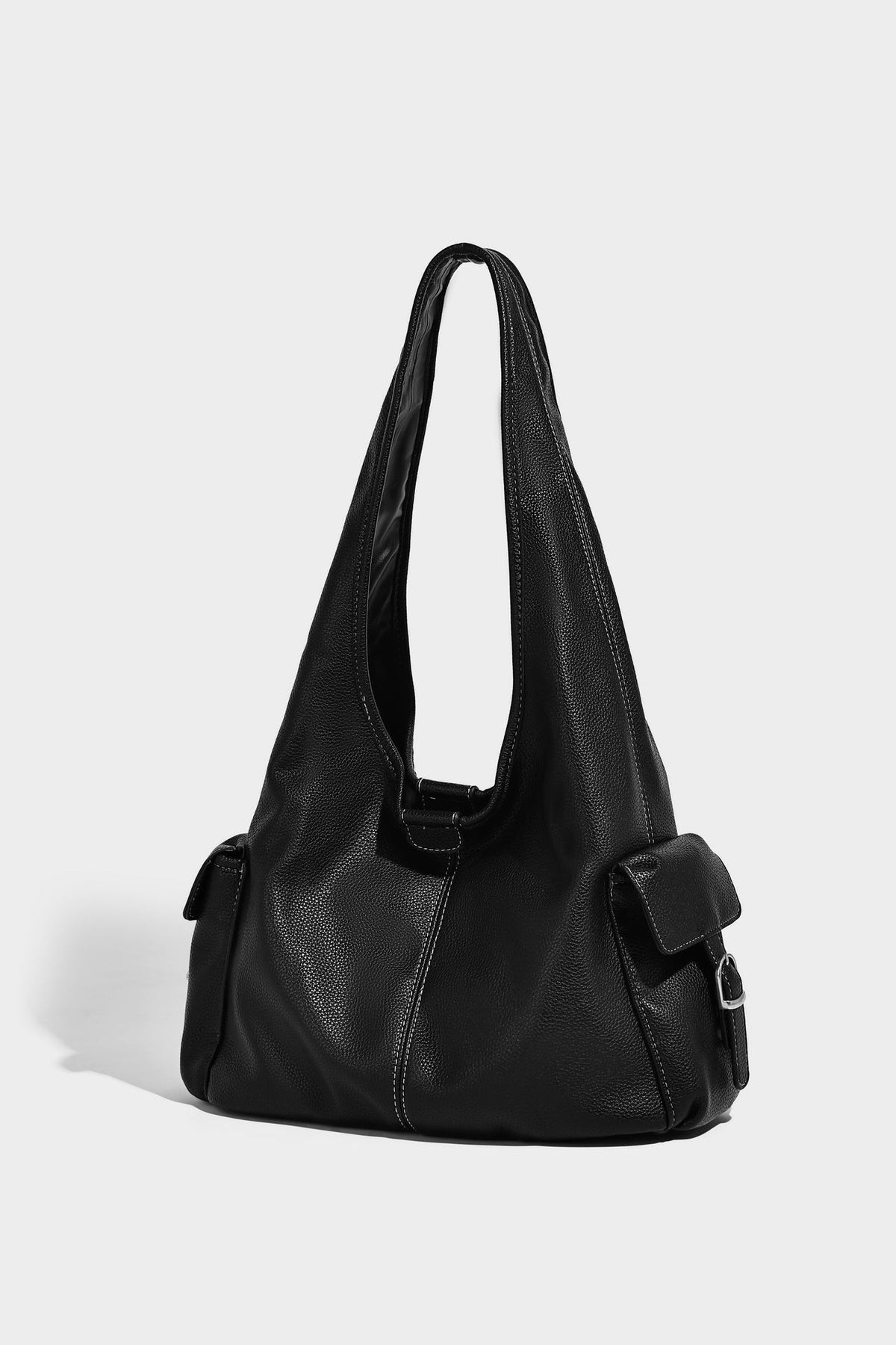 Große, lässig drapierte Hobo-Schultertasche in genarbter Lederoptik mit langem Schulterriemen und seitlicher Klappentasche mit Beschlägen, Detailansicht