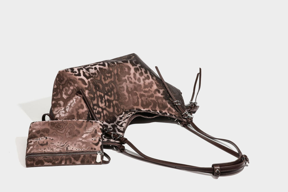 Große, glänzende Hobo-Schultertasche mit Leopardenprint, abnehmbarem Reißverschlusstäschchen und silberfarbenem Seestern-Anhänger, Detailansicht
