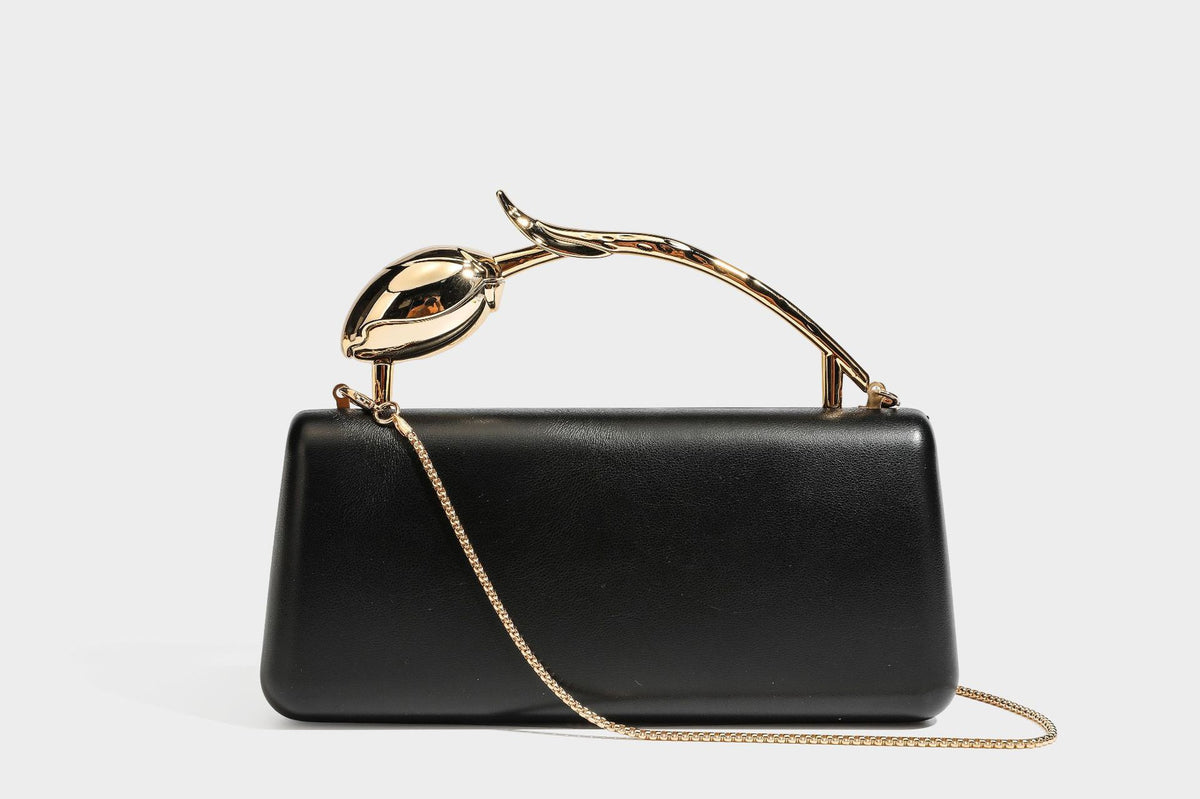 Formstabile, rechteckige Clutch mit Henkel in Rosenknospenform in Goldoptik und abnehmbarem Kettenriemen in Metallic-Optik, Detail