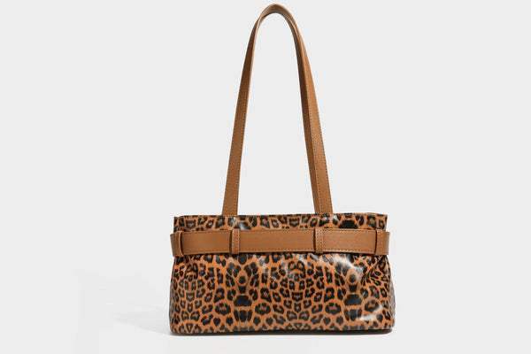 Strukturierte Schultertasche mit Leopardenmuster, Gürtelverschluss-Detail, zwei langen Riemen und silberfarbenen Metallbeschlägen, Detailansicht
