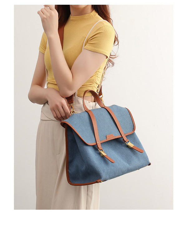 Strukturierter wandelbarer Rucksack in Denim-Optik mit Besatz in cognacfarbener Lederoptik, goldfarbenen Schnallenbeschlägen und oberem Tragegriff