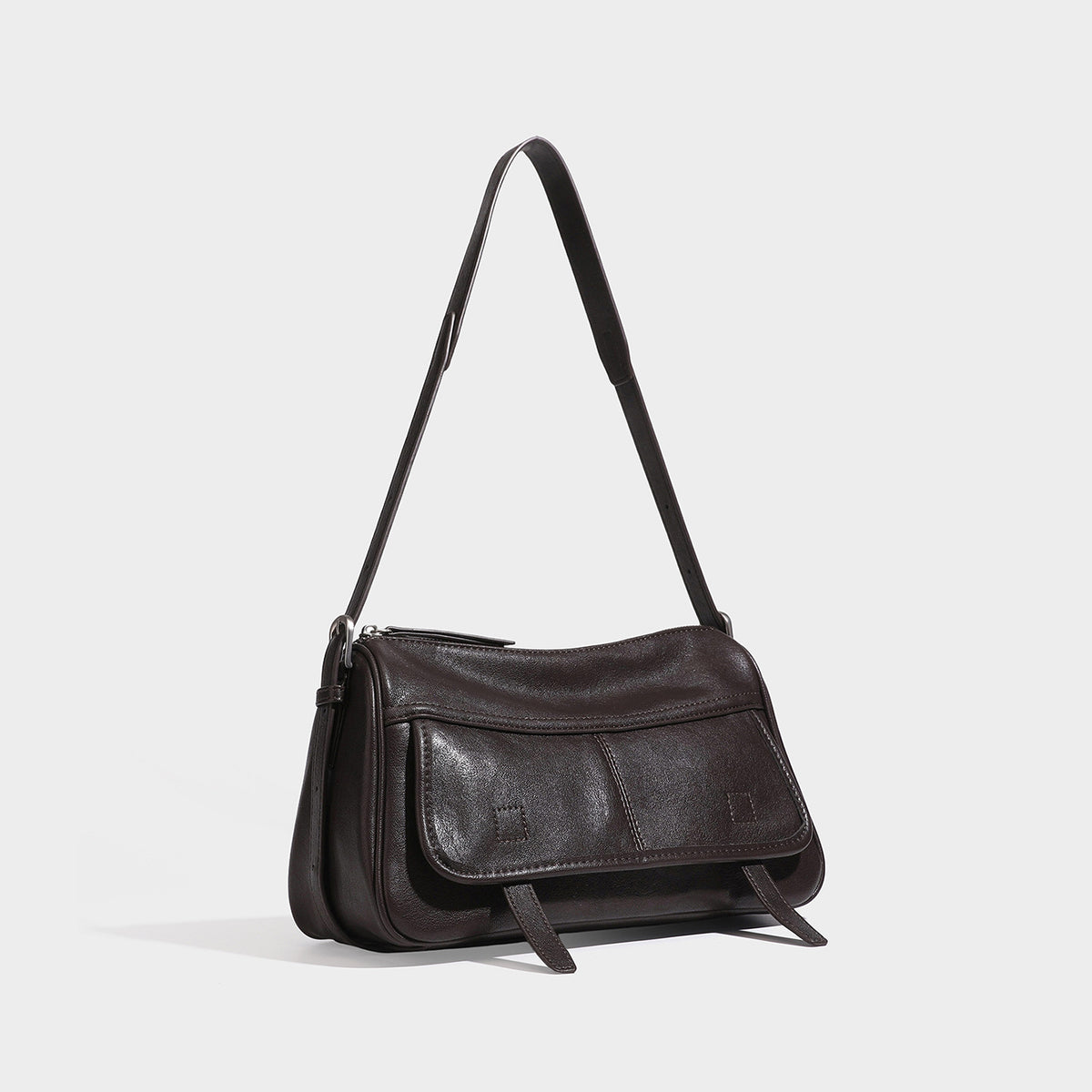 Strukturierte rechteckige Schultertasche mit Überschlag aus dunkelbrauner Espresso-Kunstleder-Optik, silberfarbenen Beschlägen und langem
