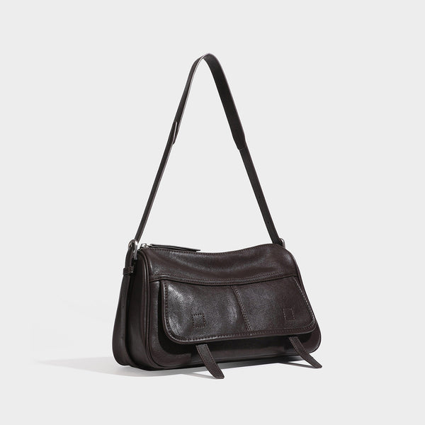 Strukturierte rechteckige Schultertasche mit Überschlag aus dunkelbrauner Espresso-Kunstleder-Optik, silberfarbenen Beschlägen und langem