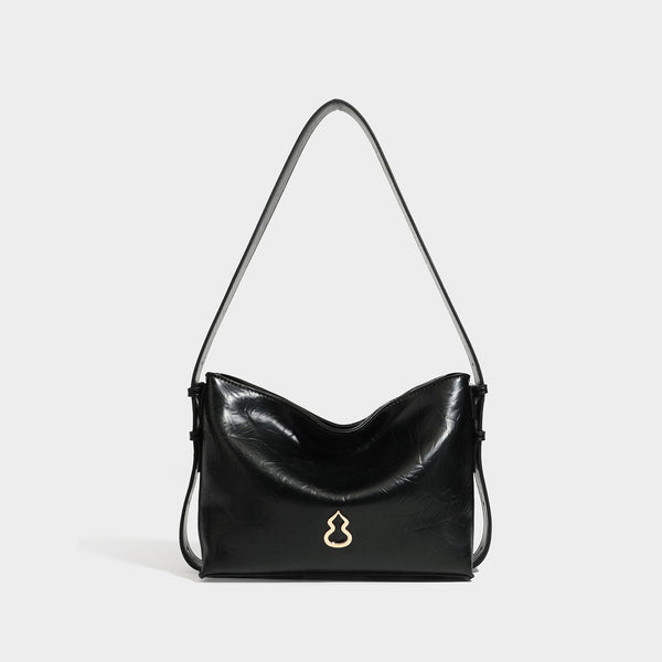 Lässig weich fallende Hobo-Schultertasche mit offenem Oberteil in glänzender Karamell-Lederoptik, goldfarbenen Logo-Beschlägen und langem verstellbarem