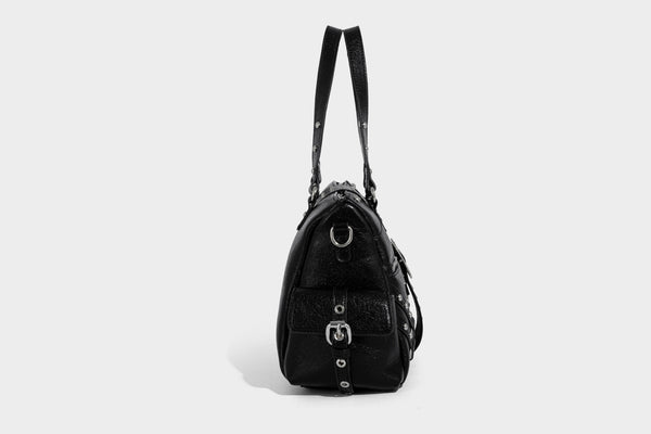 Schwarze, glänzende Henkeltasche mit genarbter Struktur, silberfarbenen Nieten, Riemendetail mit Schnalle, zwei Henkeln und breitem, mit Nieten besetztem Schulterriemen