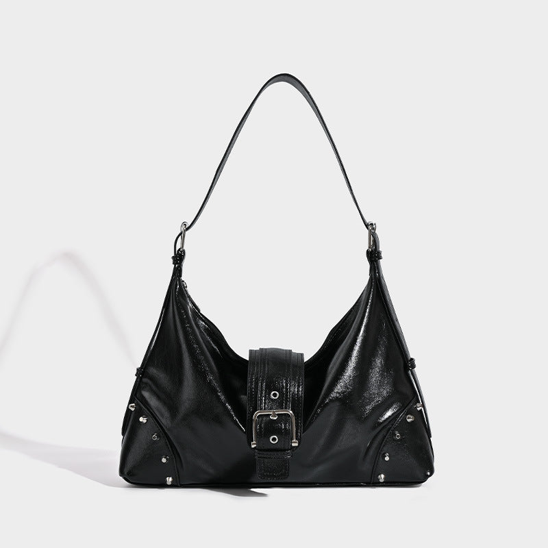 Glänzende Hobo-Schultertasche in Lederoptik mit silberfarbenen Pyramidennieten und dekorativem Riemen mit Schnalle in der Mitte, Detailansicht 7