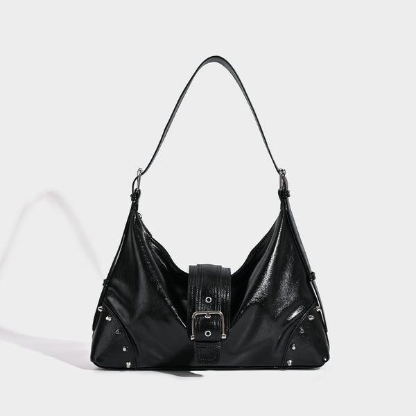 Glänzende Hobo-Schultertasche in Lederoptik mit silberfarbenen Pyramidennieten und dekorativem Riemen mit Schnalle in der Mitte, Detailansicht 7
