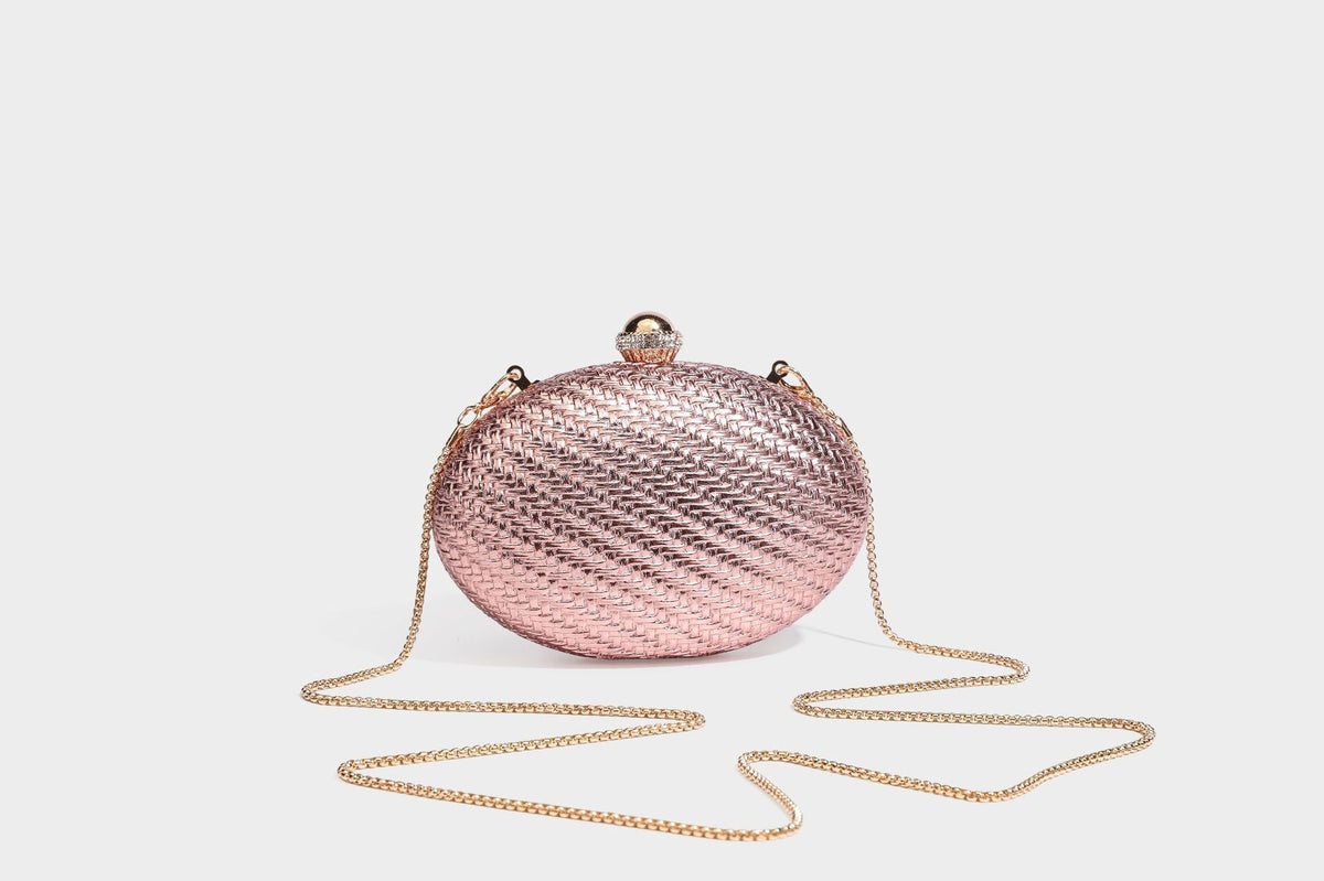 Kleine, ovale, metallisch gewebte Clutch mit juwelenbesetztem Bügelverschluss in Goldoptik und abnehmbarem Kettenriemen, Detailansicht 28