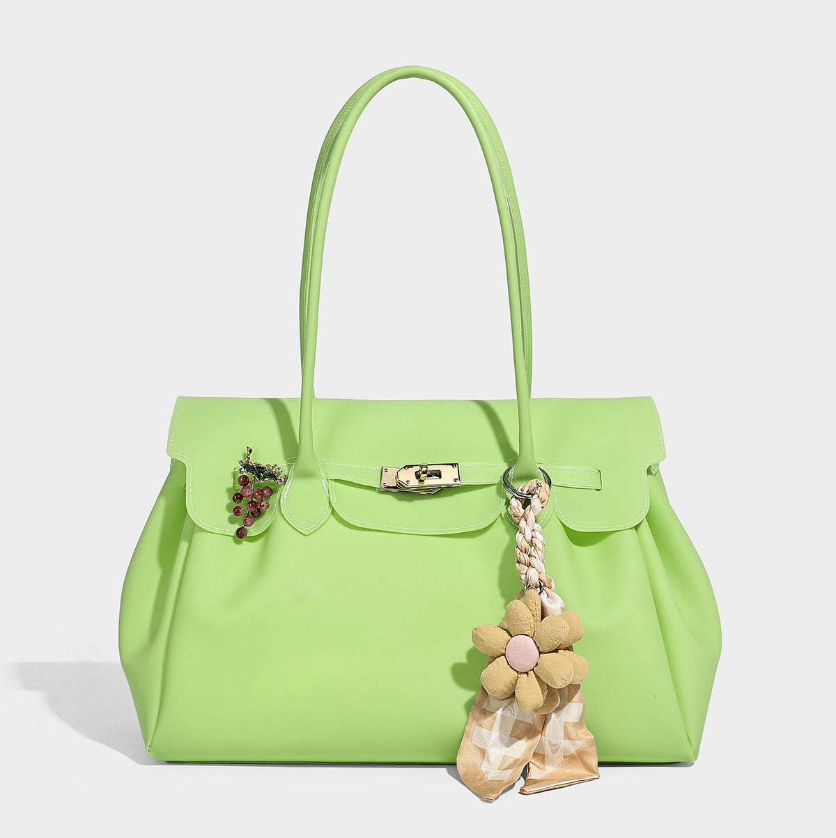 Strukturierte Tote-Bag aus mattem Jelly-Material mit goldfarbenem Klappverschluss mit Drehverschluss, zwei Schulterhenkeln, seitlichen Zwickeln und dekorativer
