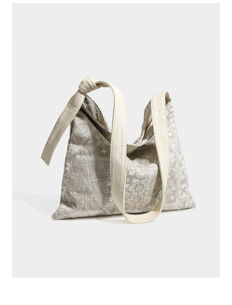 Weich fallende Hobo-Schultertasche aus Canvas mit botanischem Print, langem geknotetem Riemen und Reißverschluss oben, Detailansicht 7