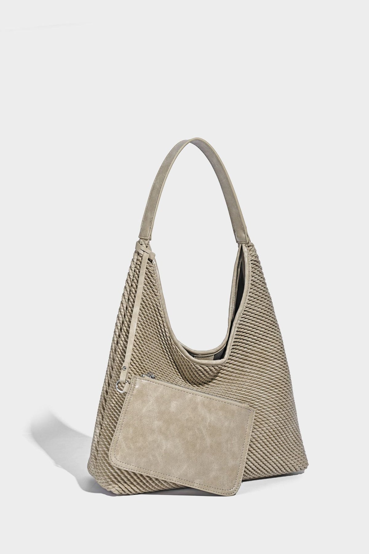 Weich fallende Hobo-Schultertasche in Braun mit Flechtoptik, Besätzen in Lederoptik und abnehmbarer Vordertasche mit Reißverschluss, Detailansicht 16