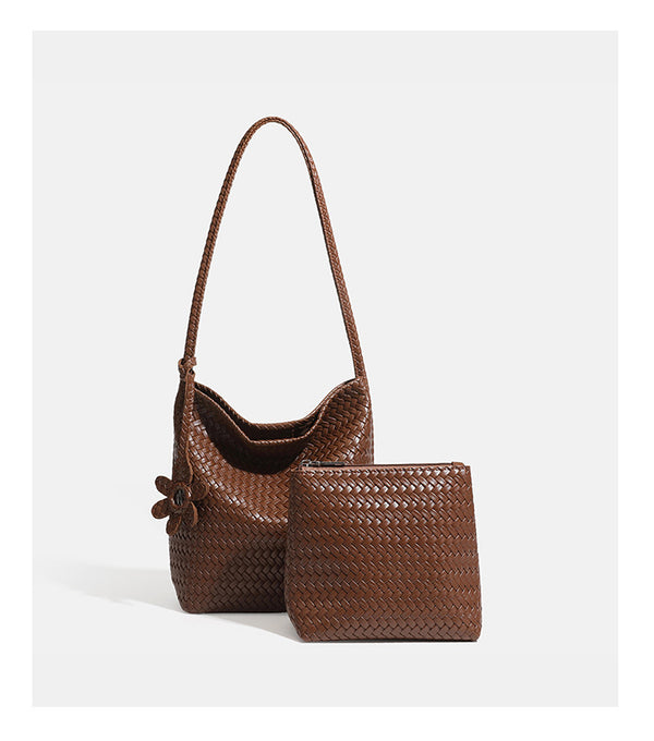 Dunkelbraune Beuteltasche aus geflochtenem Material in Lederoptik mit geflochtenem Riemen, Blumenanhänger und passender Reißverschlusstasche, Detailansicht 18