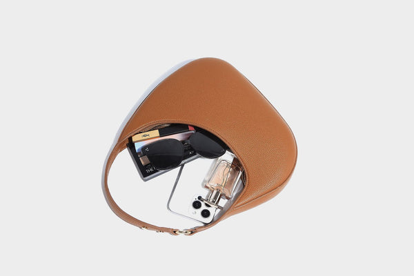 Sichelförmige Halbmond-Hobo-Schultertasche in genarbter Lederoptik mit schmalem Riemen und goldfarbenen Reißverschlussdetails, Detailansicht