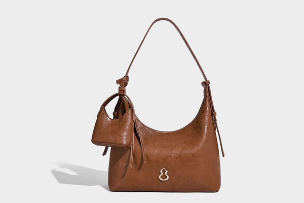 Glänzende Hobo-Schultertasche in Lederoptik mit abnehmbarem Mini-Etui und Logo-Beschlägen in Goldoptik, Detailansicht 15