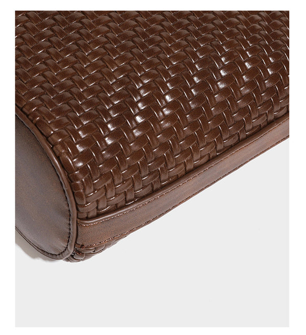 Strukturierte Tote Bag mit gewebter Oberfläche in Braun, goldfarbenen Metalldetails, seilumwickelten Tragegriffen, einer kleinen Fronttasche und weiteren Details