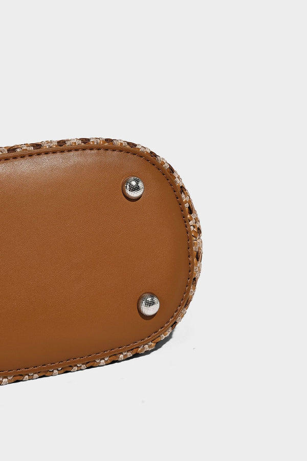 Kleine gewebte Beuteltasche in Tanbraun mit rundem Henkel aus Lederimitat, Quastenanhänger mit Perlen und abnehmbarem Crossbody-Riemen