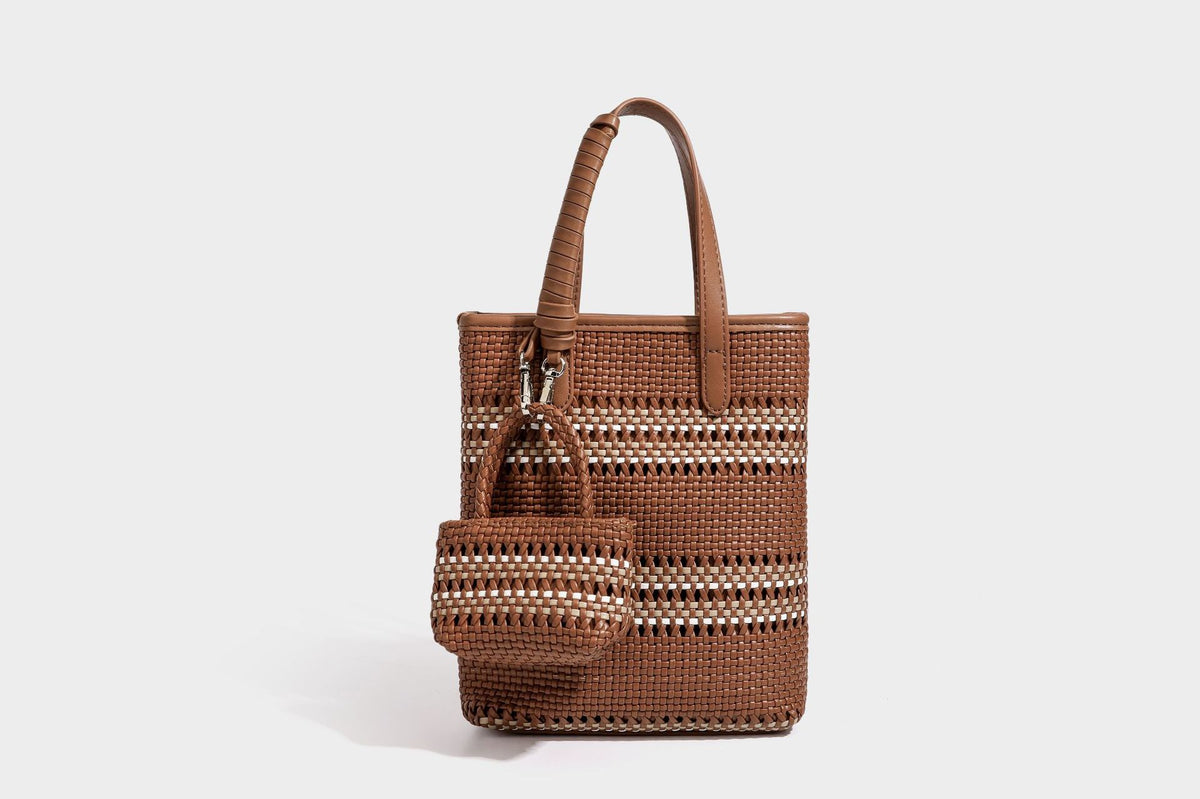 Kleine, formstabile Korb-Shopper-Tasche aus geflochtenem Material mit umwickelten Griffen in Lederoptik und silberfarbenen Verschlussbeschlägen, Detailansicht 41