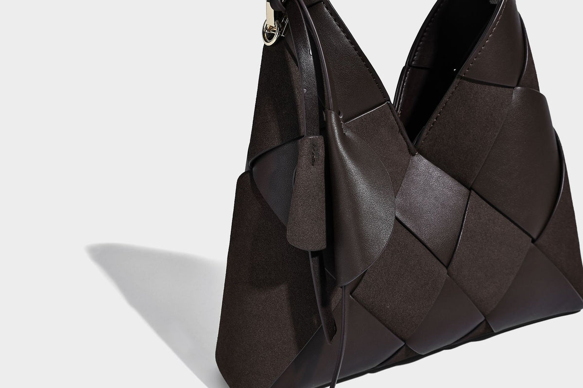 Geflochtene, wandelbare Tote-Bag in Lederoptik mit geknoteten Tragegriffen, abnehmbarem Schulterriemen und goldfarbenen Metalldetails, Detailansicht