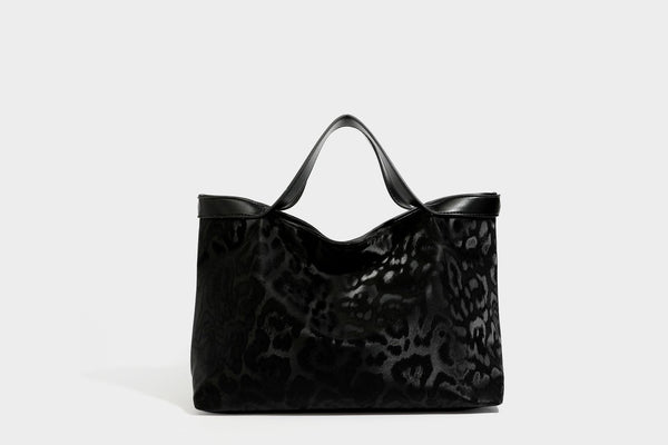 Glänzende Tote-Bag mit Leopardenmuster, dunkelbraunem Besatz in Lederoptik und zwei Tragegriffen, Detailansicht 36