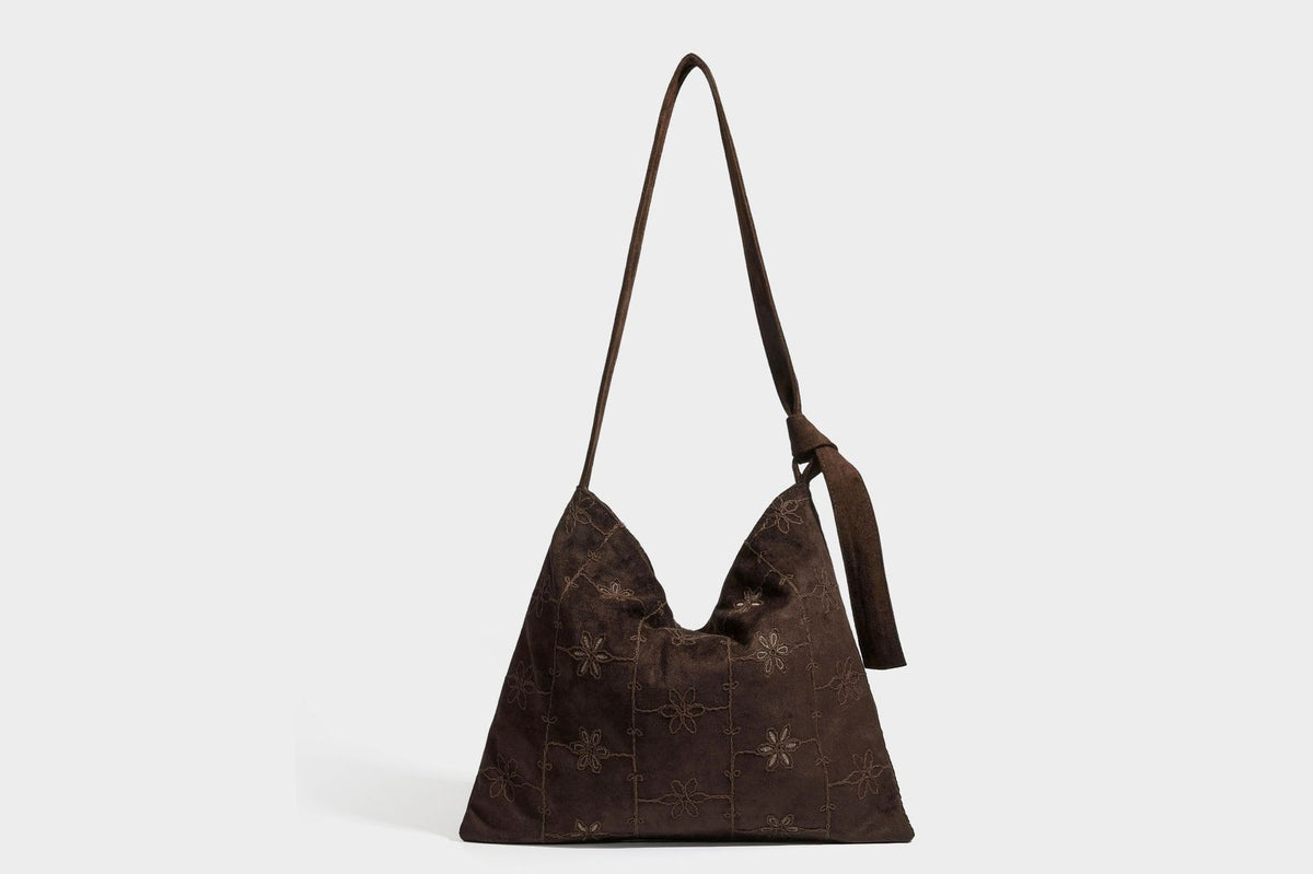 Lässige Hobo-Schultertasche in dunkelbrauner Velourslederoptik mit Ton-in-Ton-Blumenstickerei und langem, geknotetem Einzelriemen, Detailansicht