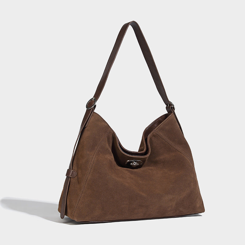 Weich fallende Hobo-Schultertasche mit Überschlag und Drehverschluss sowie verstellbarem Riemen, Vorderansicht