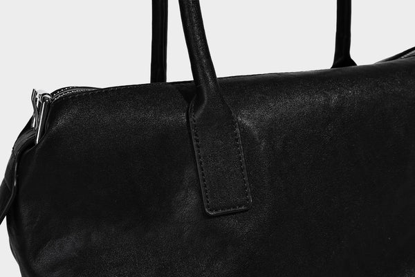 Glänzende, strukturierte schwarze Tote-Bag mit silberfarbenem Schnallenriemen, zwei Henkeln und abnehmbarem Schulterriemen, Detailansicht 30