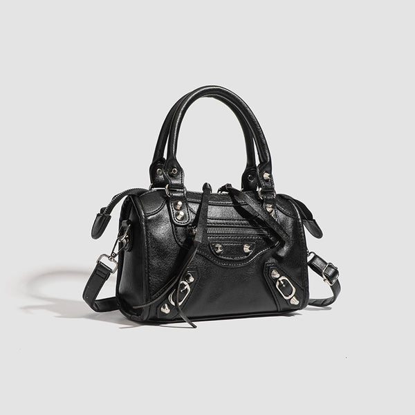Mini-Henkeltasche mit formstabiler Silhouette, silberfarbenen Nietenbeschlägen, Reißverschlussfach vorne, zwei Tragegriffen und abnehmbarem Schulterriemen
