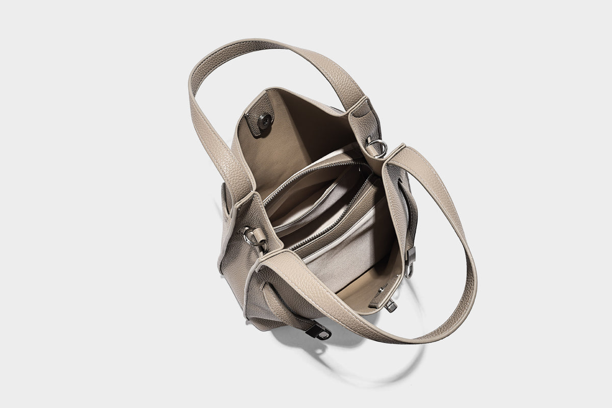 Geräumige Henkeltasche in genarbter Lederoptik mit silberfarbenem Drehverschluss-Detail am Riemen und zwei Henkeln, Detailansicht 31