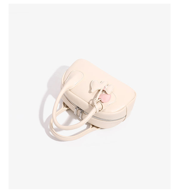 Mini-Handtasche in Kuppelform mit glatter Oberfläche in Lederoptik, zwei Henkeln, Reißverschluss oben, silberfarbenen Metalldetails und herabhängendem