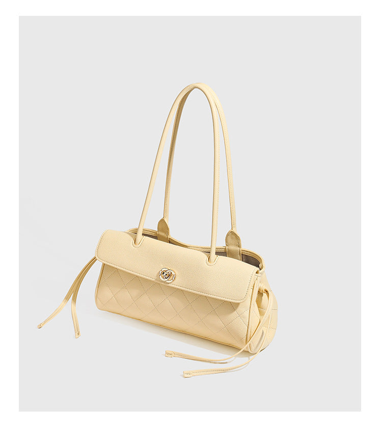 Strukturierte Schultertasche mit Rautensteppung, Überschlag und goldfarbenem Drehverschluss, abgerundeten Henkeln und seitlichen Kordelzügen