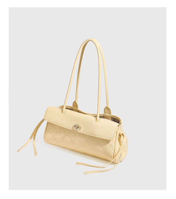 Strukturierte Schultertasche mit Rautensteppung, Überschlag und goldfarbenem Drehverschluss, abgerundeten Henkeln und seitlichen Kordelzügen